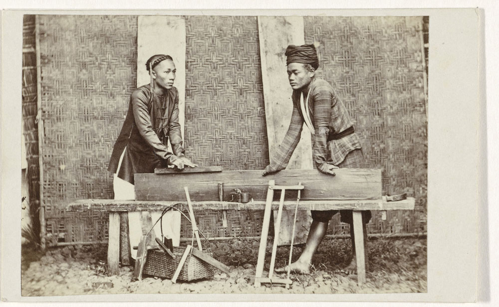 Portret van een van twee Indische timmerlieden. From rijksmuseum.nl